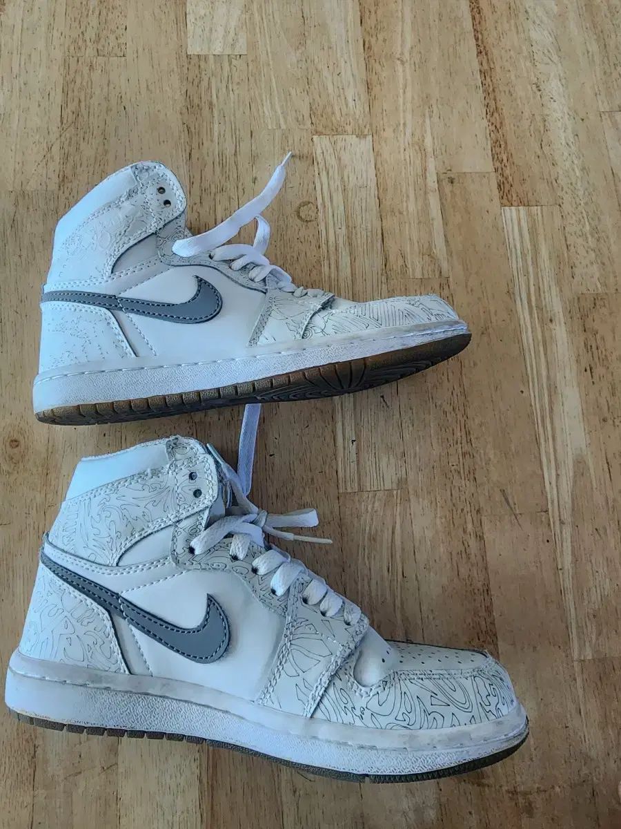 1 か月使用 NIKE ナイキ ジョーダン 1 レーザー 235 レトロ スニーカー バスケットシューズ