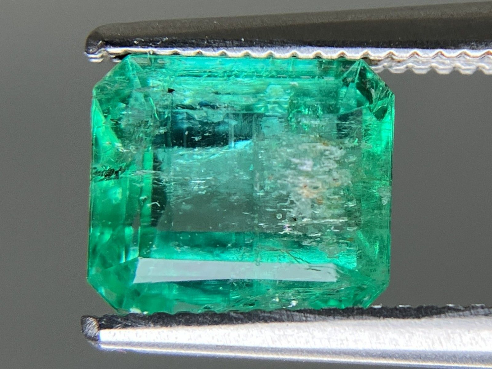 エメラルド 天然 1.656ct 中央宝石ソーティング付き 7.67㎜×6.70
