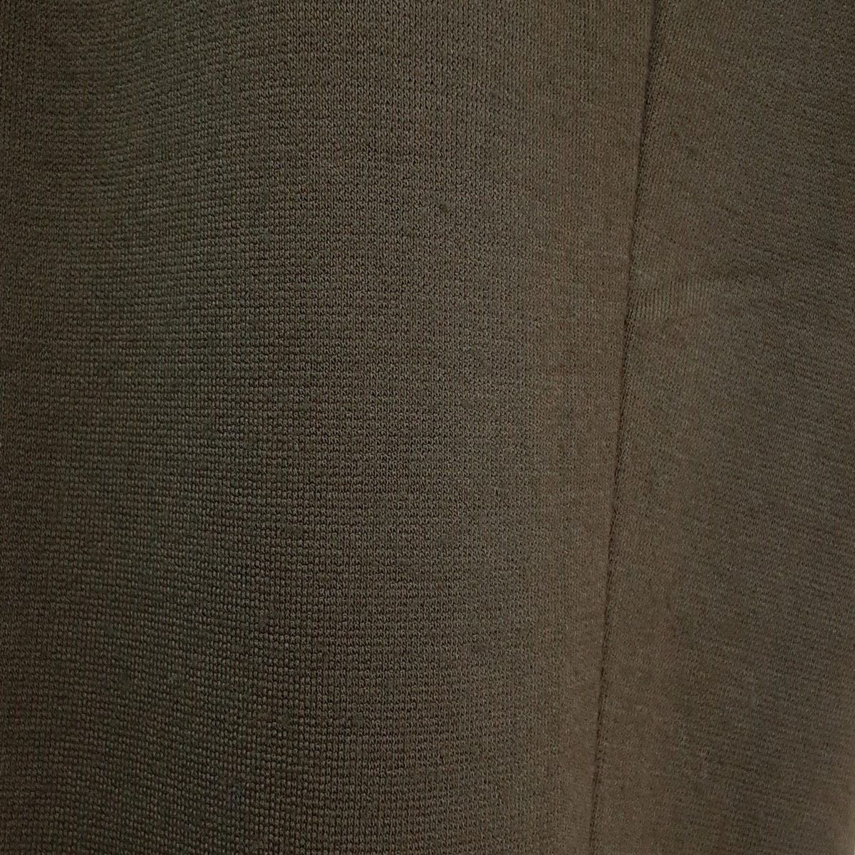 カーキ