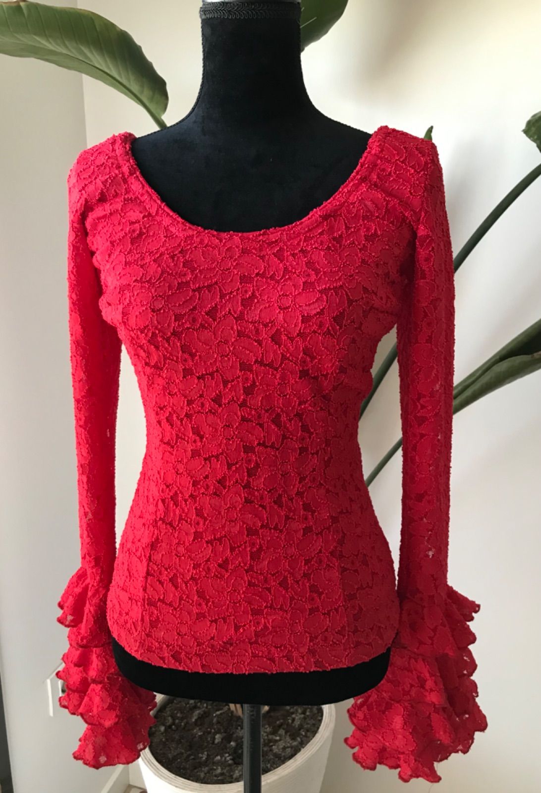 フラメンコ 総レース ブラウス レッド 首元スッキリ 長袖ミニ4段ボランテ S フラメンコ 総レース ブラウス レッド ストレッチ 首元スッキリ 長袖