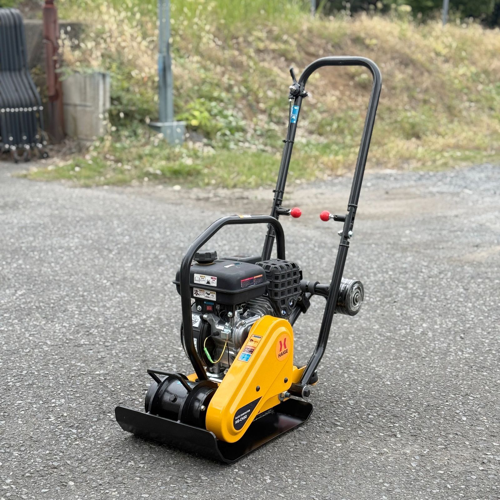 未使用】【展示品】 プレートコンパクター エンジン式 転圧機 幅狭 