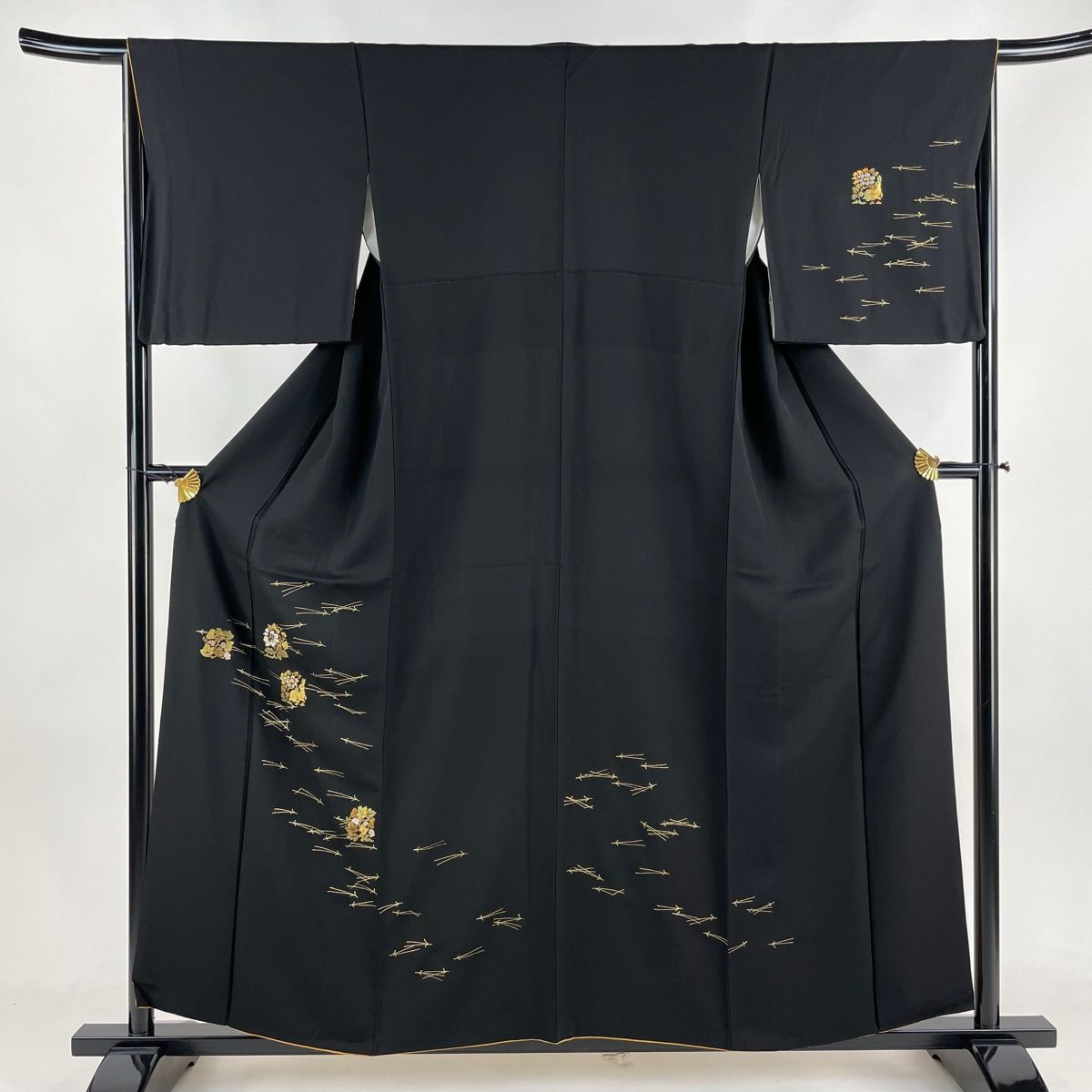 付下げ 身丈156.5cm 裄丈65.5cm M 袷 花うさぎ 松葉 箔 金彩 黒 正絹  