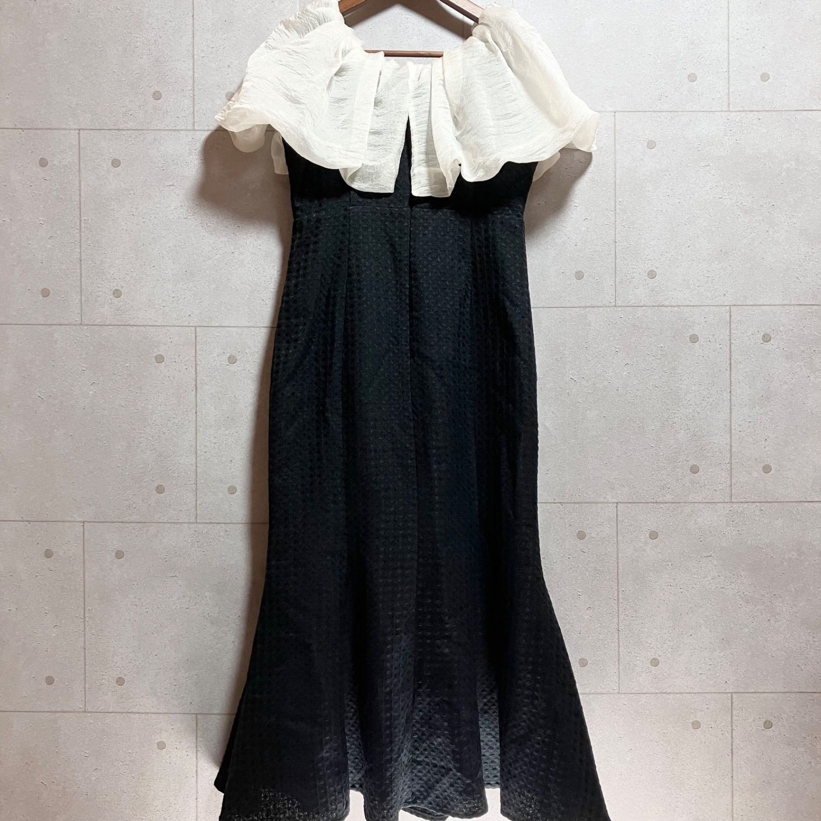 ブラックオフショルダーフリルロングドレス LEJA オフショルダー フリル付き ロングドレス 完売日！新品タグ付き