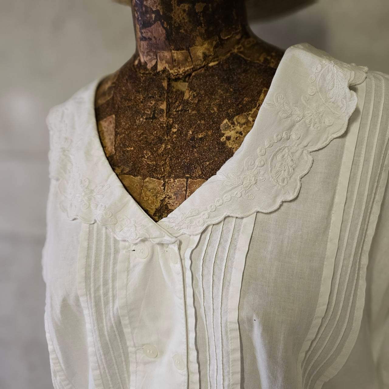 Euro vintage(ヨーロッパヴィンテージ) 70's~embroidered big collar V-neck sleeveless white cotton blouse 大きな刺繍襟のホワイトコットンブラウス ベスト Euro vintage(ヨーロッパヴィンテージ) 70's~embroidered big