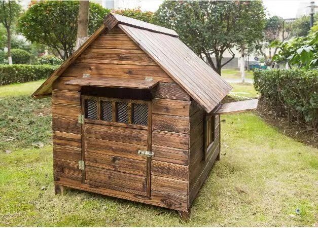 新入荷 屋外用 耐候性 木製 天然木 犬小屋 ペットハウス ドッグハウス 犬舎 三角屋根 脚付き 中型犬 通気性 組み立て 夏は涼しく冬は暖か