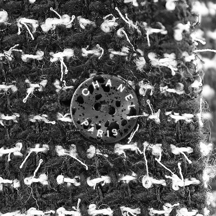 タイムセールも有。 CHANEL シャネル テーラードジャケット 03C P20557 ヴィンテージ ファンシー ツイード ロゴ ボタン ウール混 カメリアライニング アウター 共生地付属 レディース 36 ブラック ホワイト 黒 白 フランス製 カール ラガーフェルド期 本物保証、信用第一！