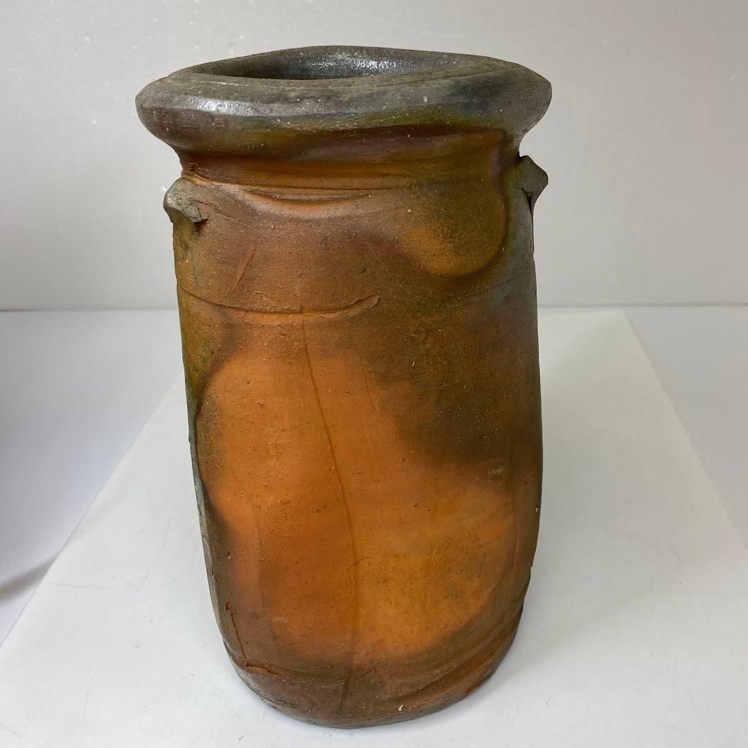 出来良　伊勢崎満　備前三角花入　共箱　高さ約24.1㎝　東さ6-1102② 出来良 伊勢崎満 備前三角花入 共箱 高さ約24.1㎝ 東