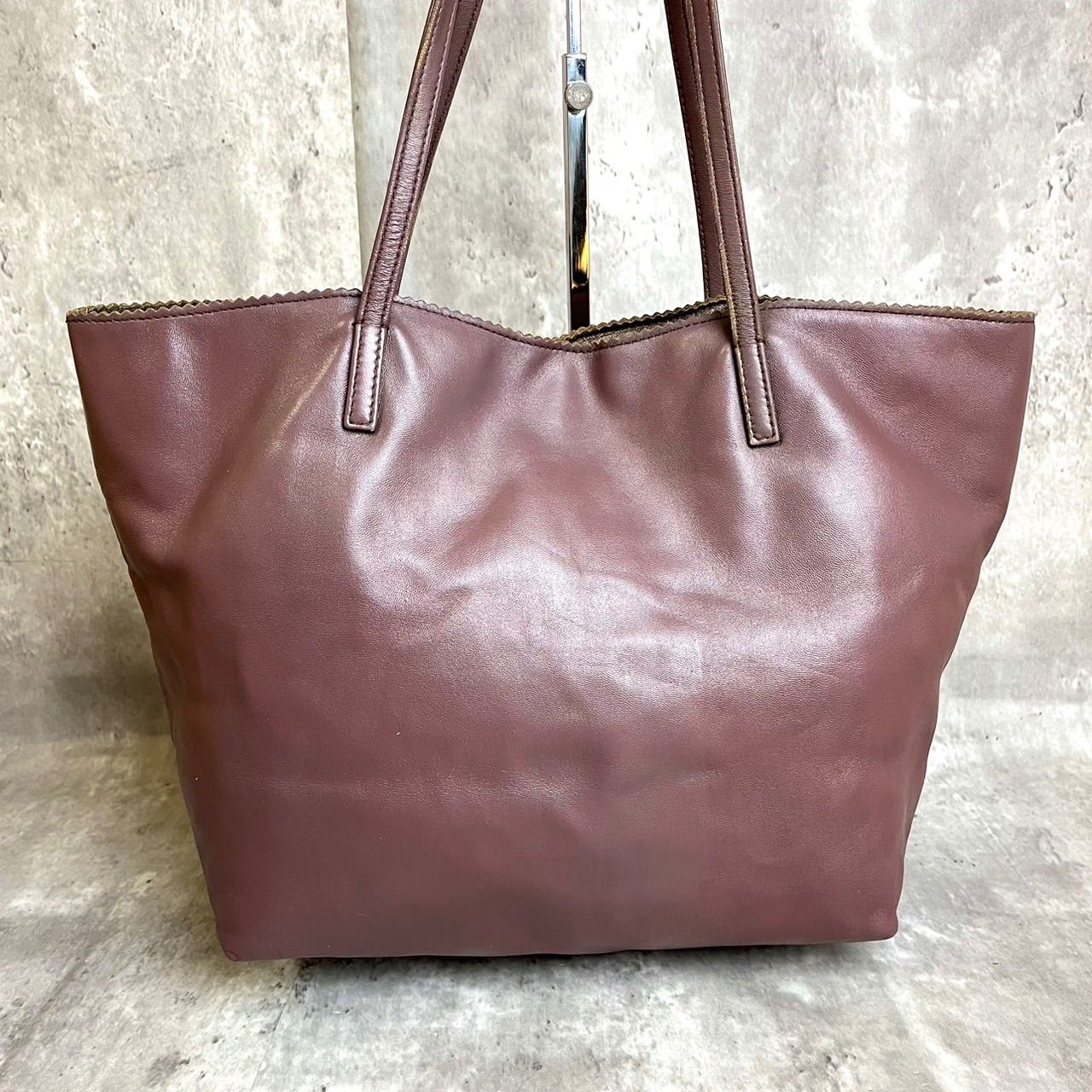 極美品✨LOEWE ロエベ アナグラム トートバッグ ロゴ型押し A4収納可 極美品✨LOEWE ロエベ アナグラム トートバッグ ロゴ型押し A4収納可