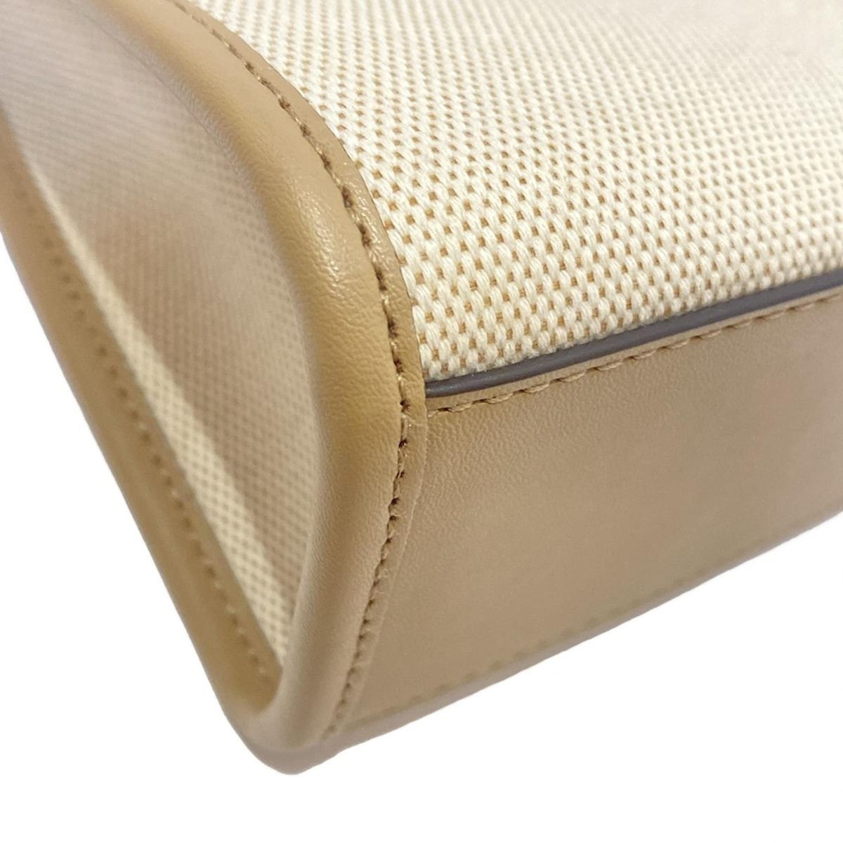 - アイボリー×ベージュ