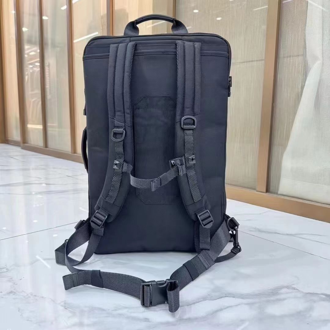 ブラック おとなしく TUMI「エンデュアランス」バックパック