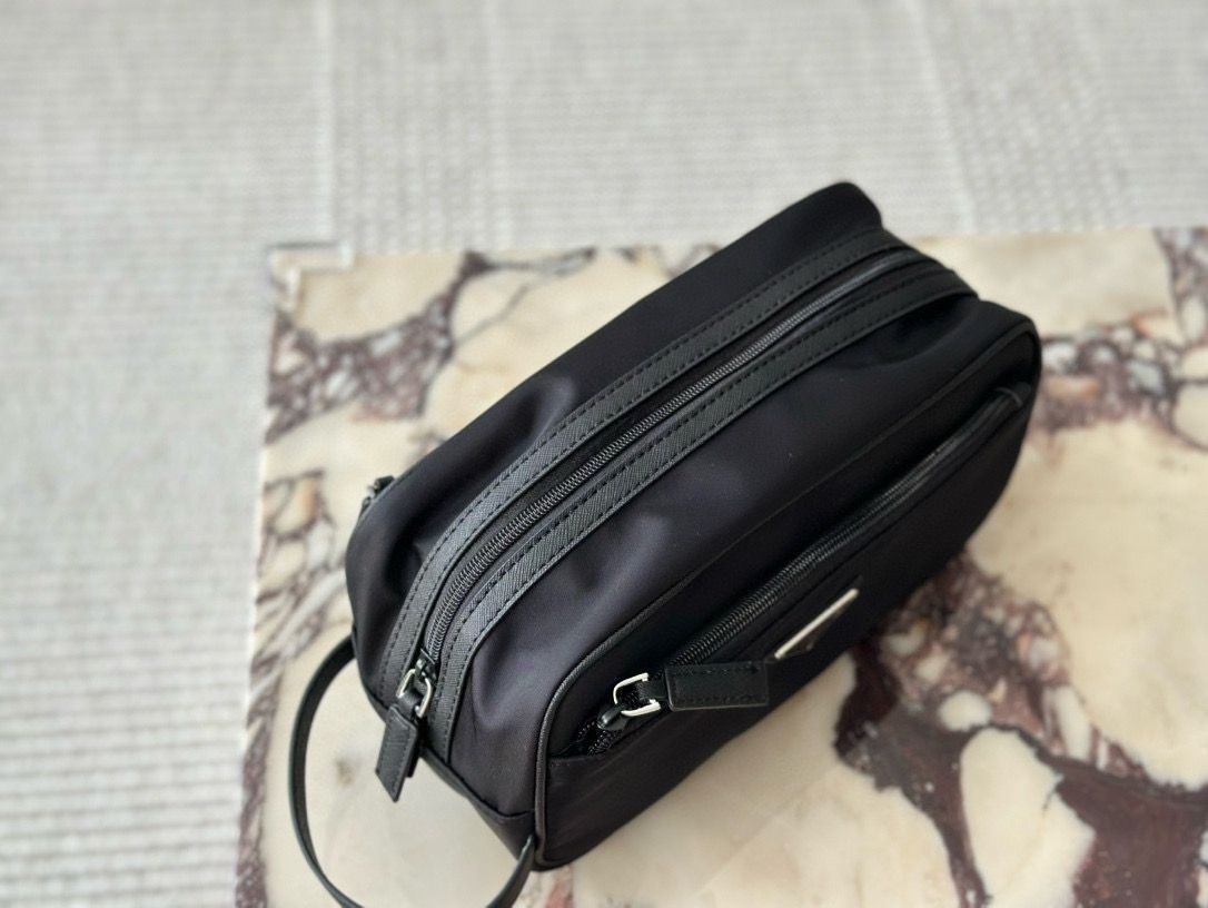 お値下げ♪【レア】☆PRADAプラダ☆ナイロンメイクポーチ☆黒☆スクエア プラダ PRADA ポーチ ストラップ付き ナイロン コスメポーチ