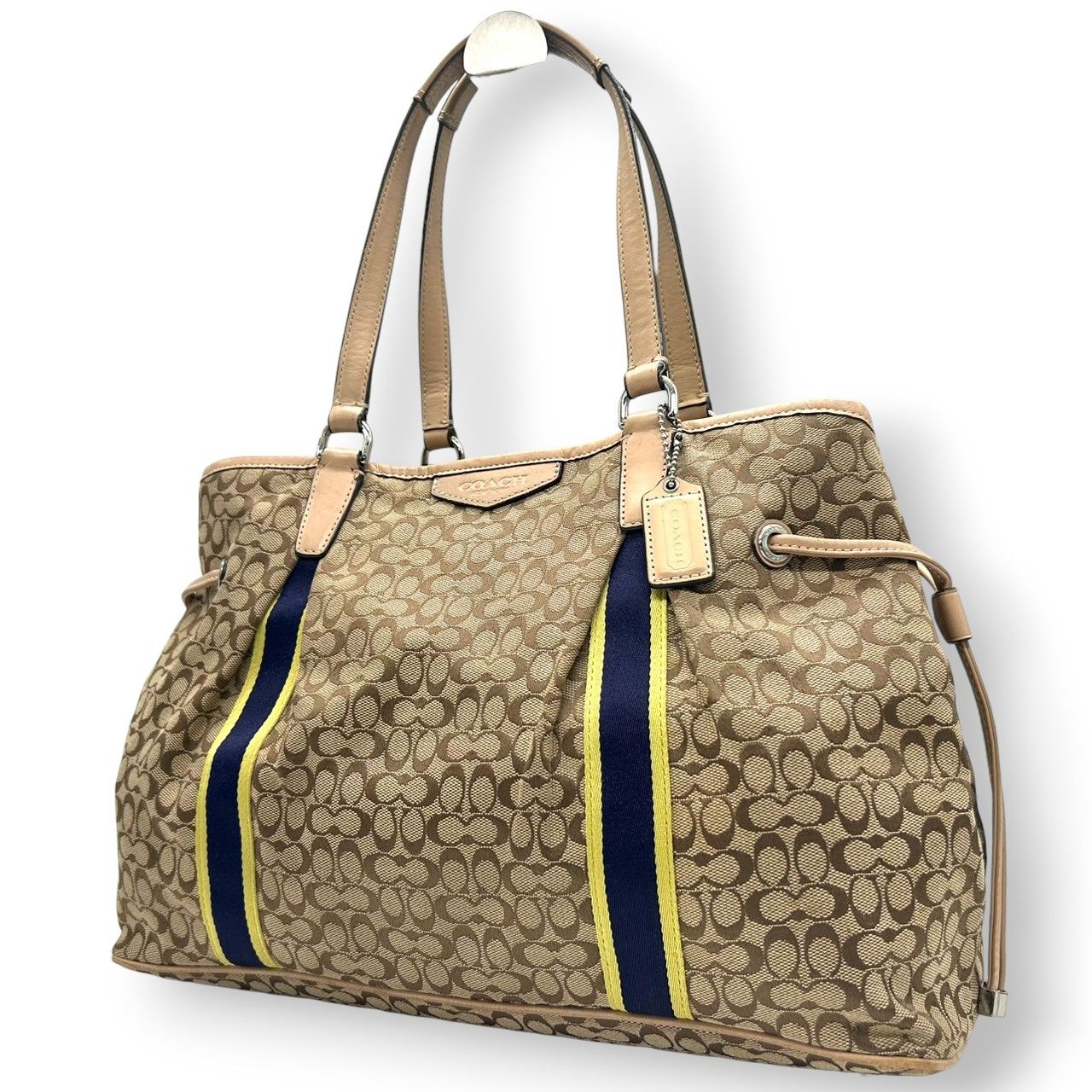 コーチ トートバッグ シグネチャー ストライプ キャンバス レザー ベージュ F26130 巾着型 ドローストリング A4収納可 肩掛け ワンショルダー 大容量 レディース ハンドバッグ 通勤 通学 チャーム付き クリーニング済み s63