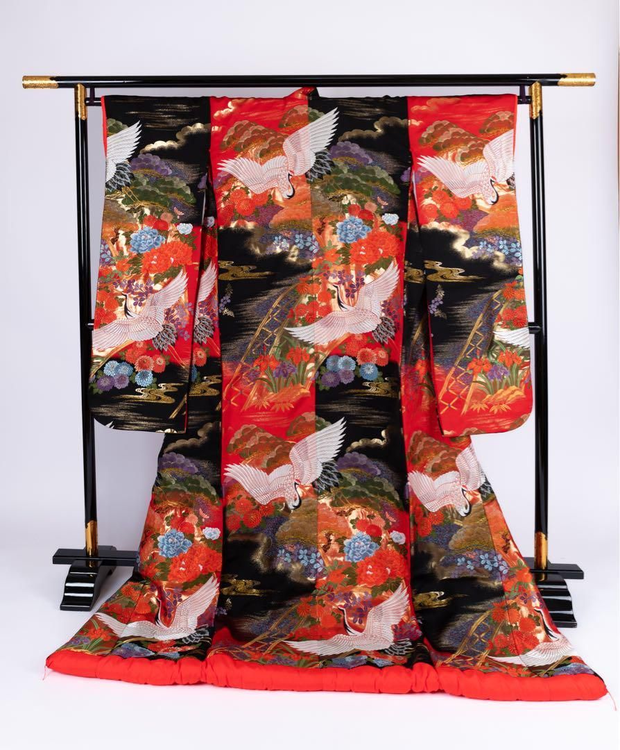 50%OFF! 125,000円→62,500円】花嫁色打掛け 朱、黒色/金刺繍 鶴/菊 