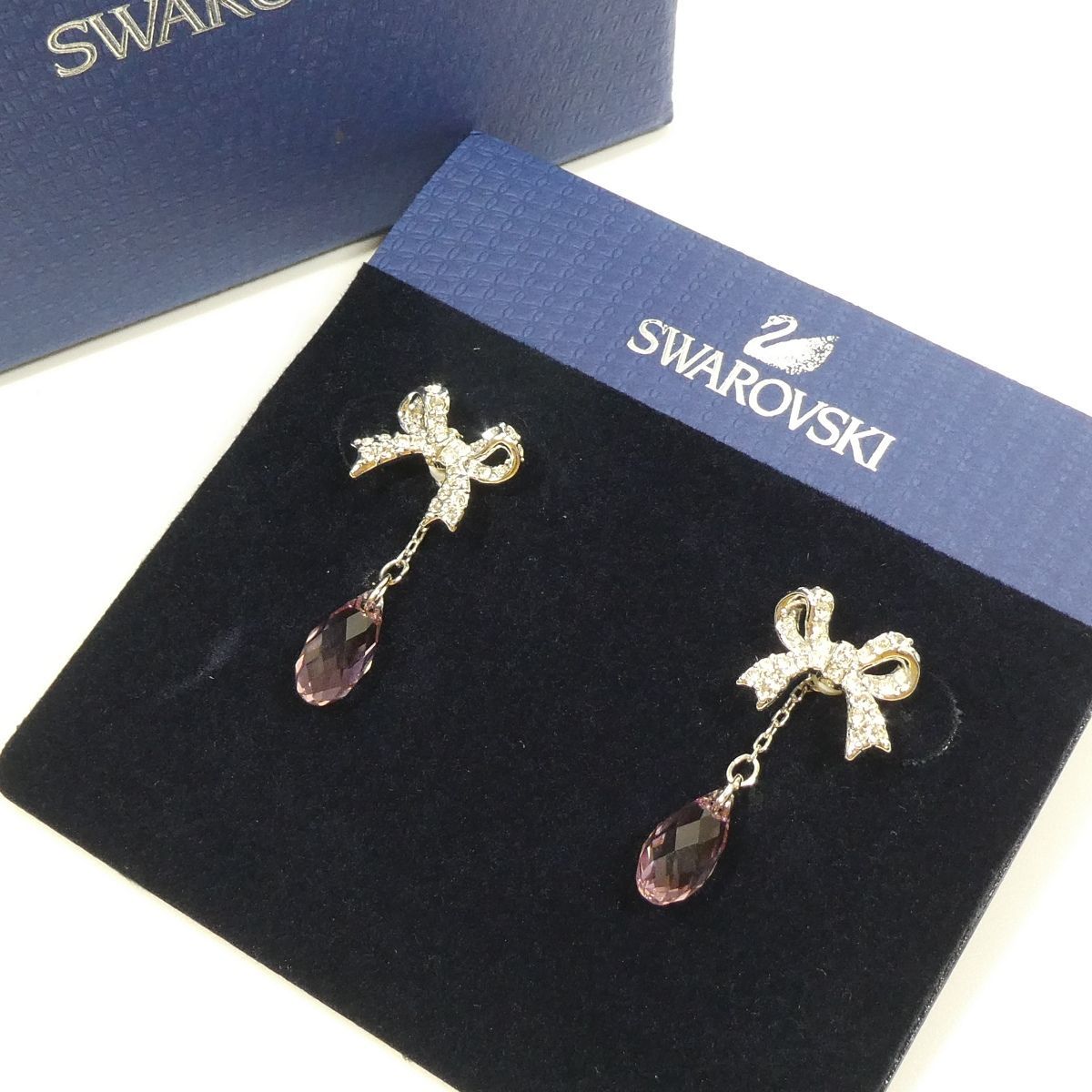 新品！スワロフスキー　リボンピアス スワロフスキー リボンピアス 箱付き SWAROVSKI - メルカリ