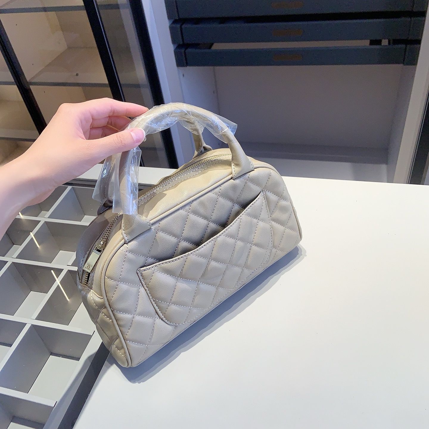 絶対欲しい！携帯もお財布も入るサイズ CHANEL ボウリングバック ミニ ボーリング バッグ、ベルベット & カーフスキン、バー