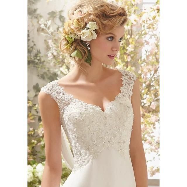 ノースリーブVネック ウエディングドレス 二次会 フォト Vネック ノースリーブ ウエディングドレス | URARA BRIDES