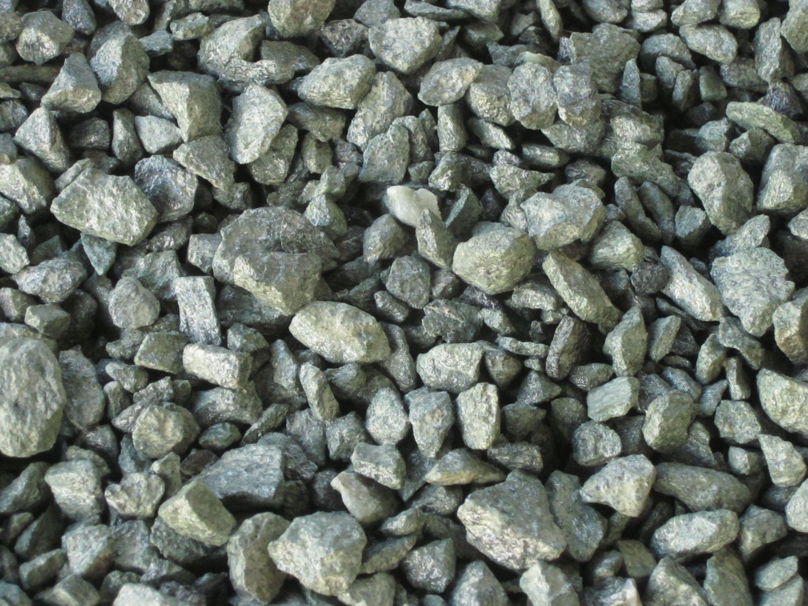 砕石 青（緑）砕石 20kg袋 2サイズ（13～20mm）日本製 国産生産