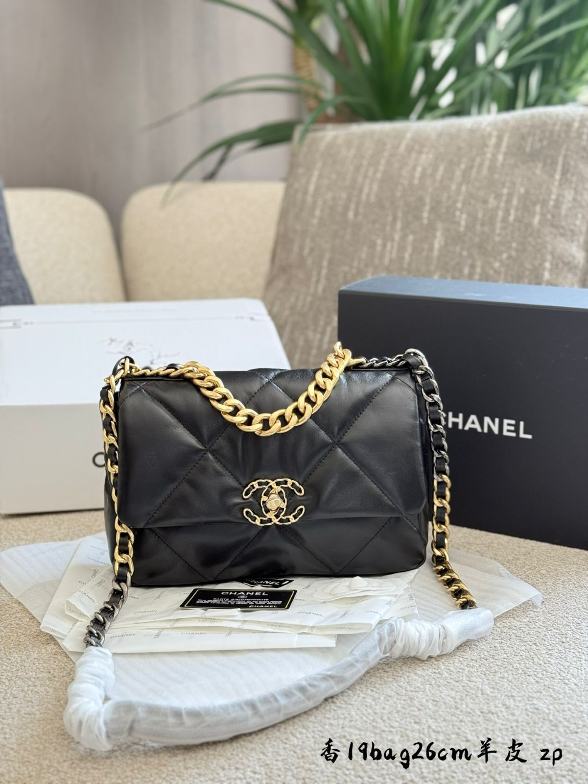 国内発送シャネル 19 Chanel 19 ハンドバッグ、シャイニー ラムスキン、ブラック
