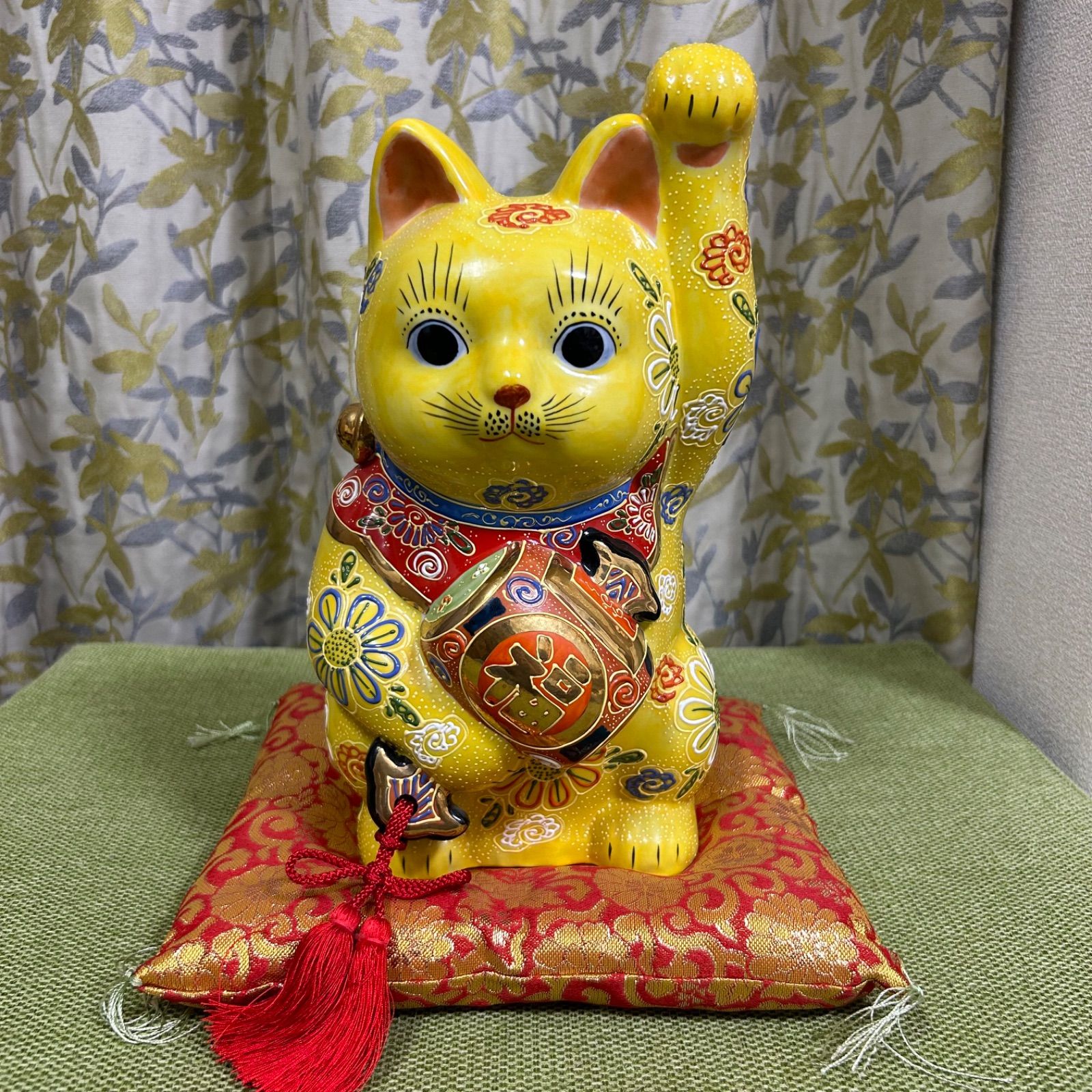 九谷焼 招猫 9号 小槌持招猫 黄盛 布団付 縁起置物 招き猫 福徳招来 まねきねこ