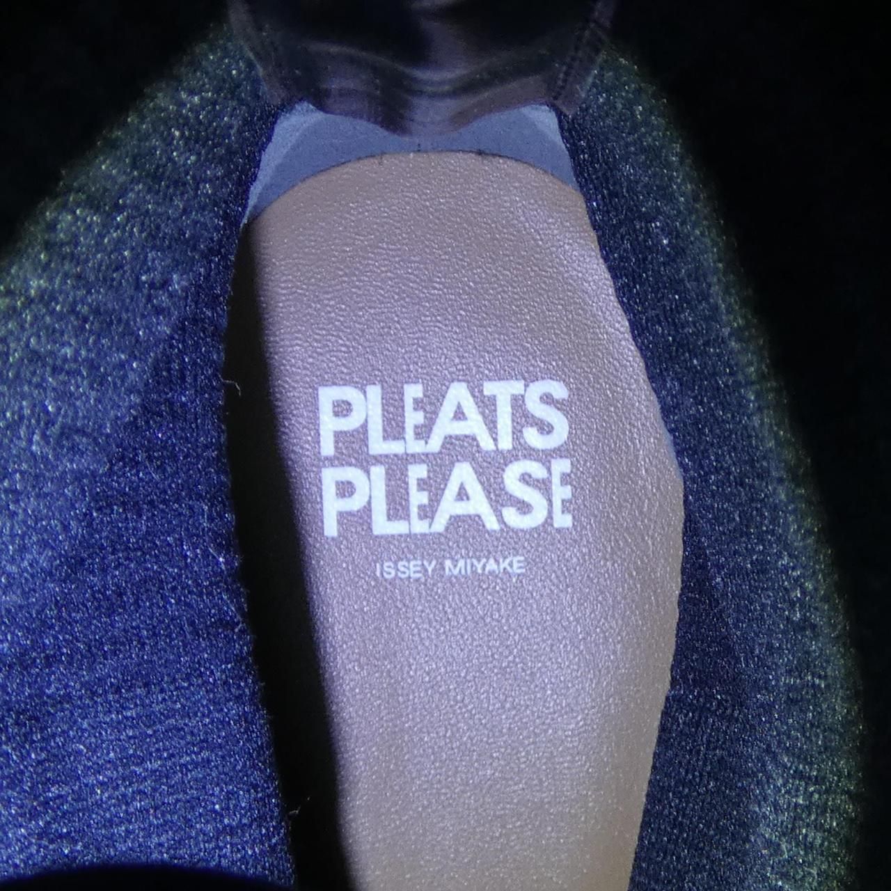 PLEATS PLEASE
