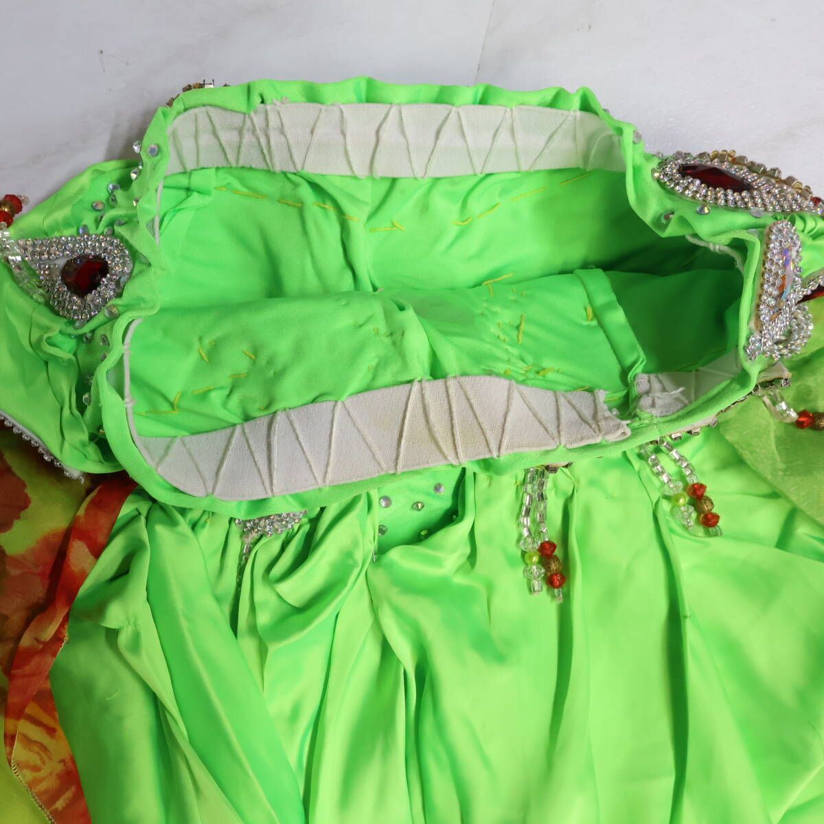 ベリーダンス用 オリエンタル衣装】黄緑色 ラインストーン 赤 シルバー