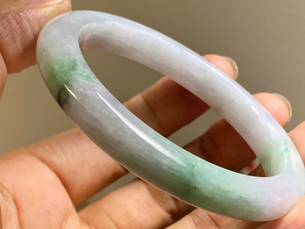 BG9-34 訳あり処分品 55.5mm 白底緑花 ミャンマー産 A貨 本翡翠