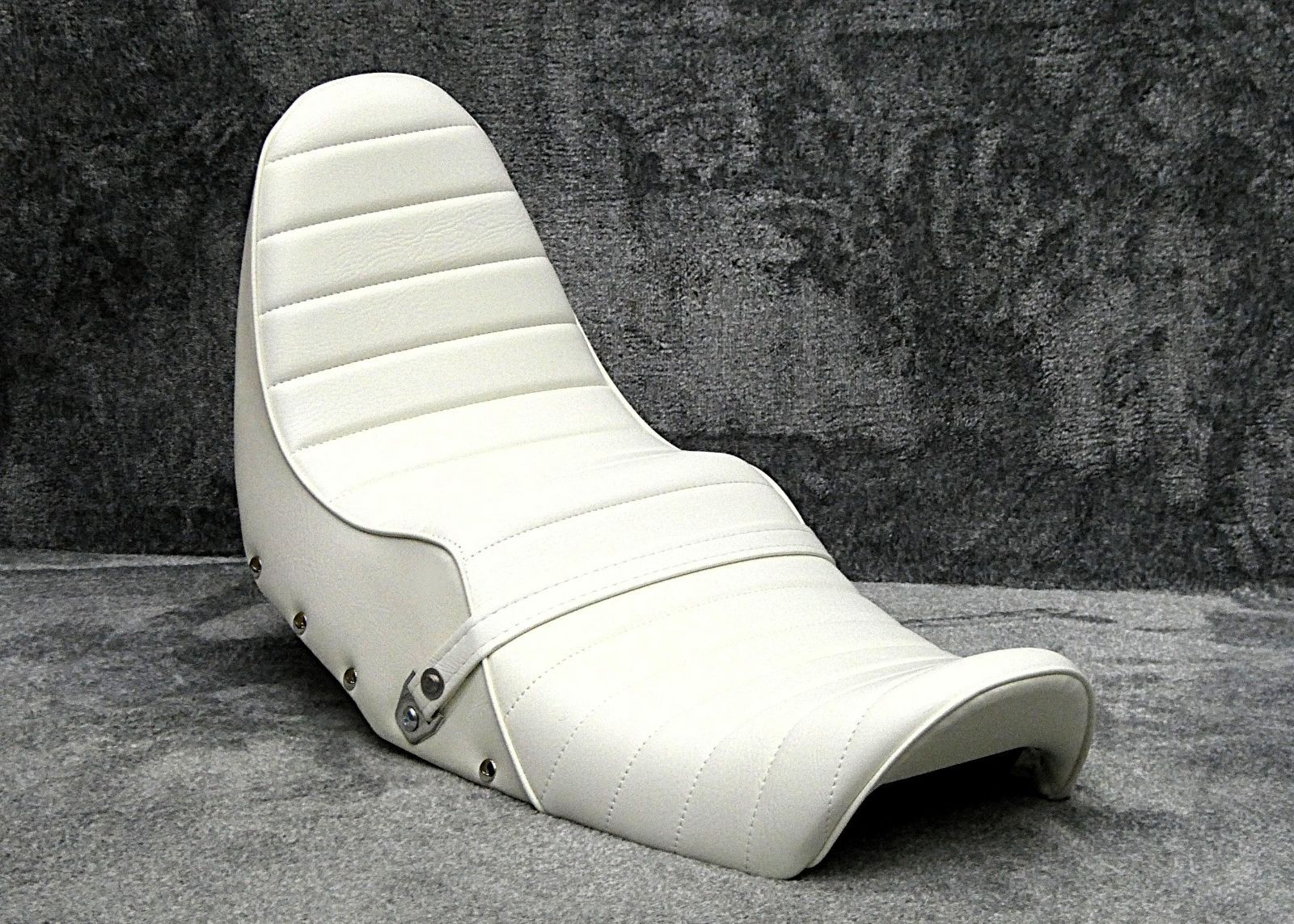 XJR400後期 鋲打ち 白皮 タックロールシート/あんこ抜き 完成品