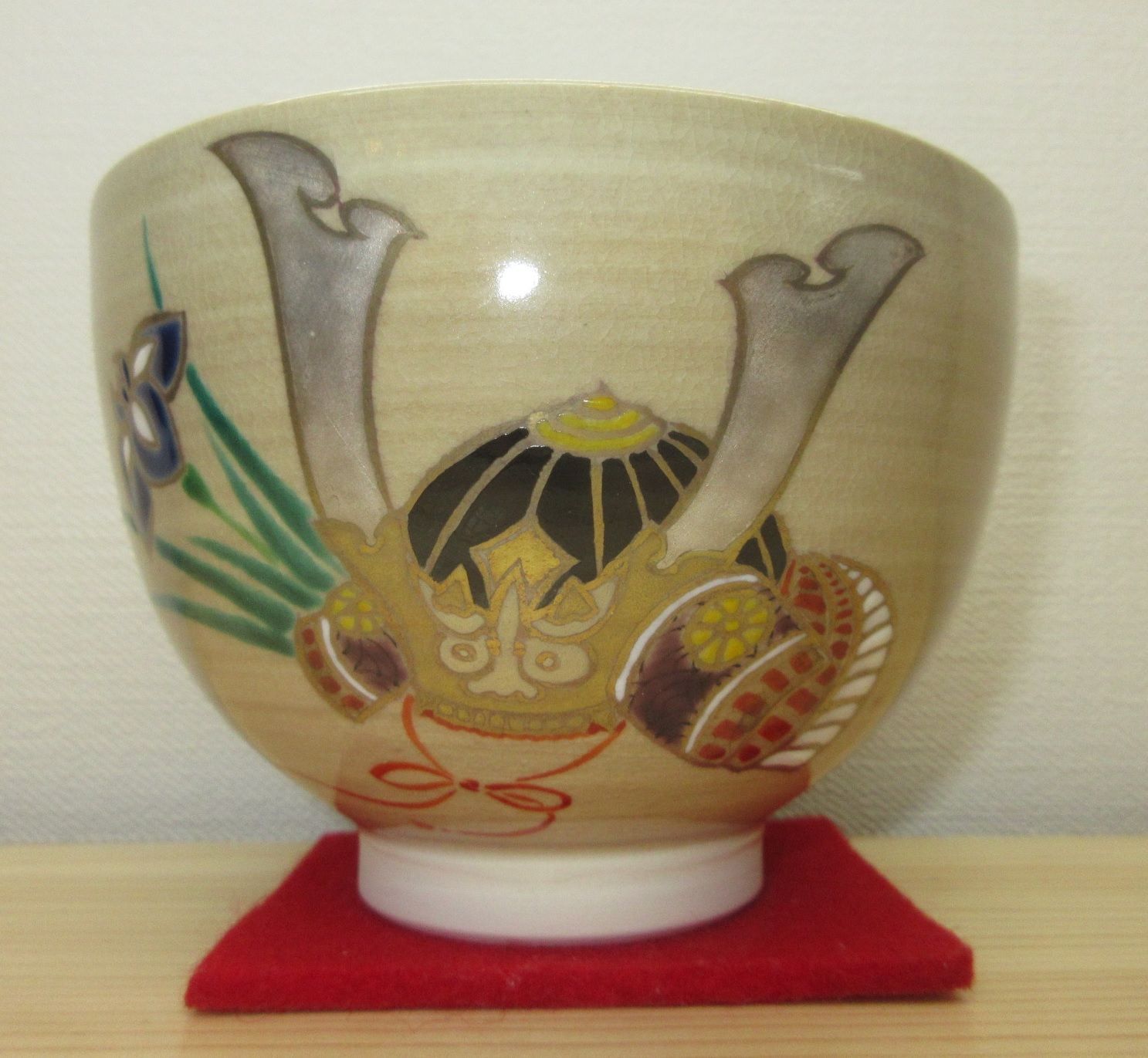 逢絢亭・新品】茶道具 茶碗 京焼 茶釉 兜の図 見谷福峰 紙箱入り
