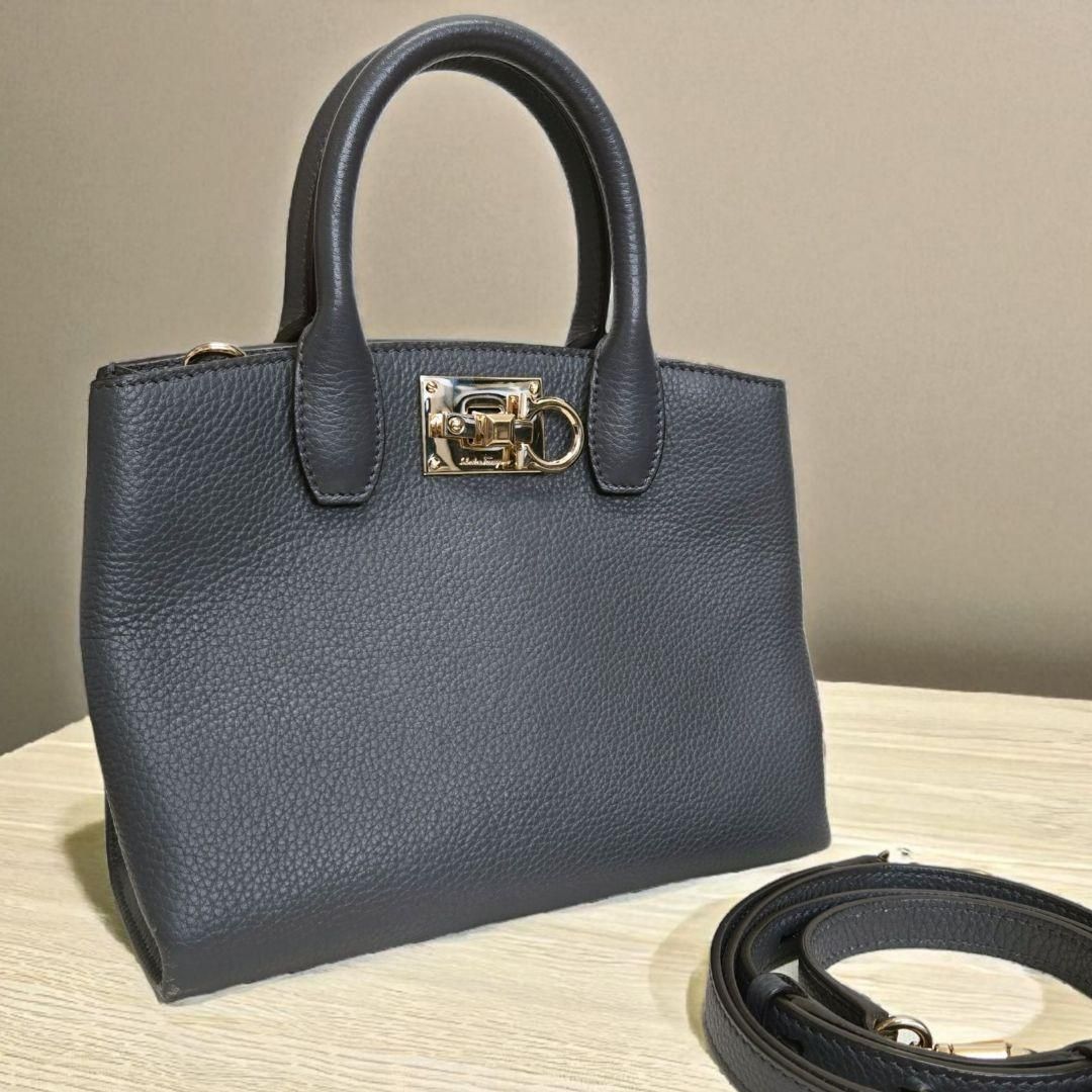 極美品✨フェラガモ ガンチーニ スタジオ ボックスバッグ ミニ 2way グレー フェラガモ ガンチーニ 2way ショルダーバッグ ミニ 極美品