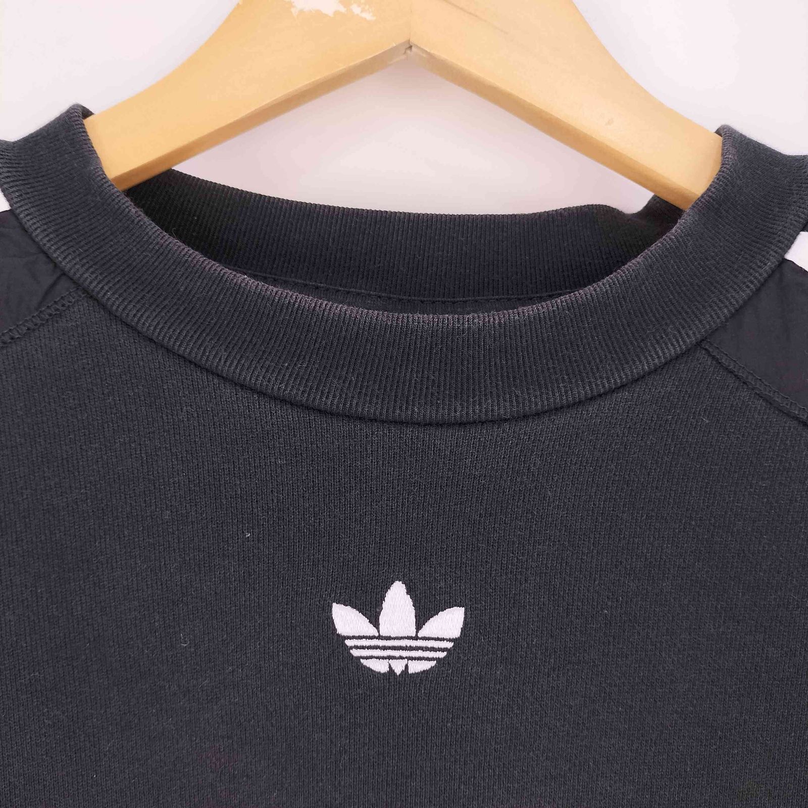 W42XXOa1■新品★アディダス RADKIN クルーネック 3ライン 3ストライプ 黒 ブラック XXO■正規品 送料520円～ トレフォイル オリジナルス adidas Originals（アディダスオリジナルス）の「adidas Originals
