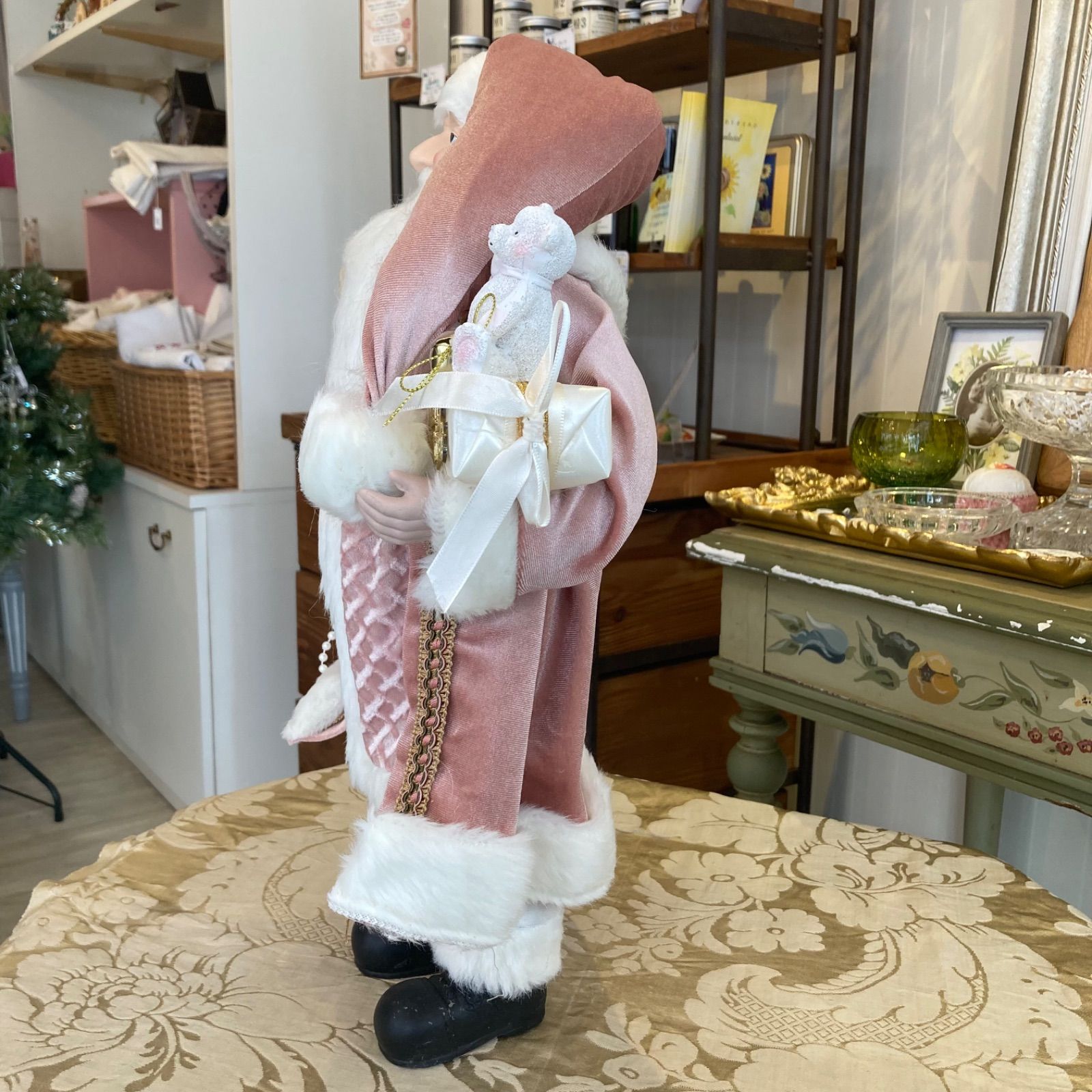 ピンクの服を着たサンタクロースフィギュア 45cm