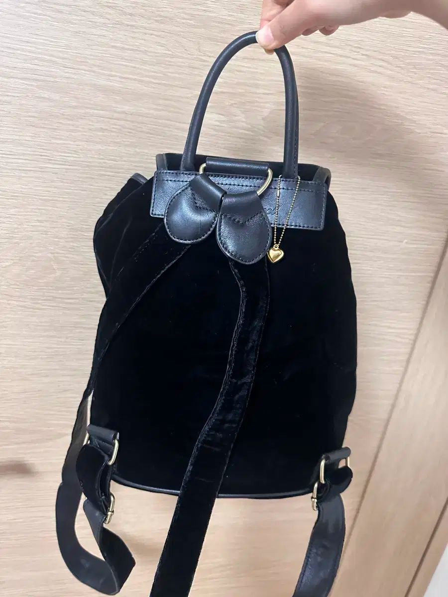 the barnnet ベロア ブラック リュック ハートチャーム付き リュック