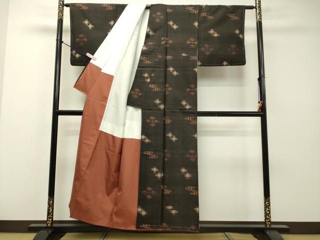 平和屋着物○国指定重要無形文化財 本場久米島紬 手織 正絹 逸品 未  