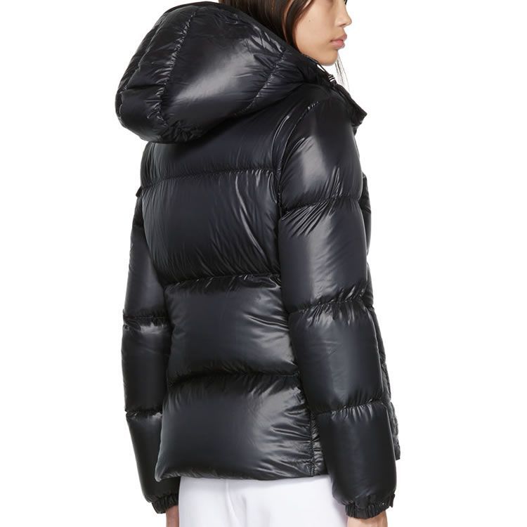 MONCLER ブラックダウンジャケット ショート丈　フード付き モンクレール MONCLER ダウン ダウンジャケット レディース