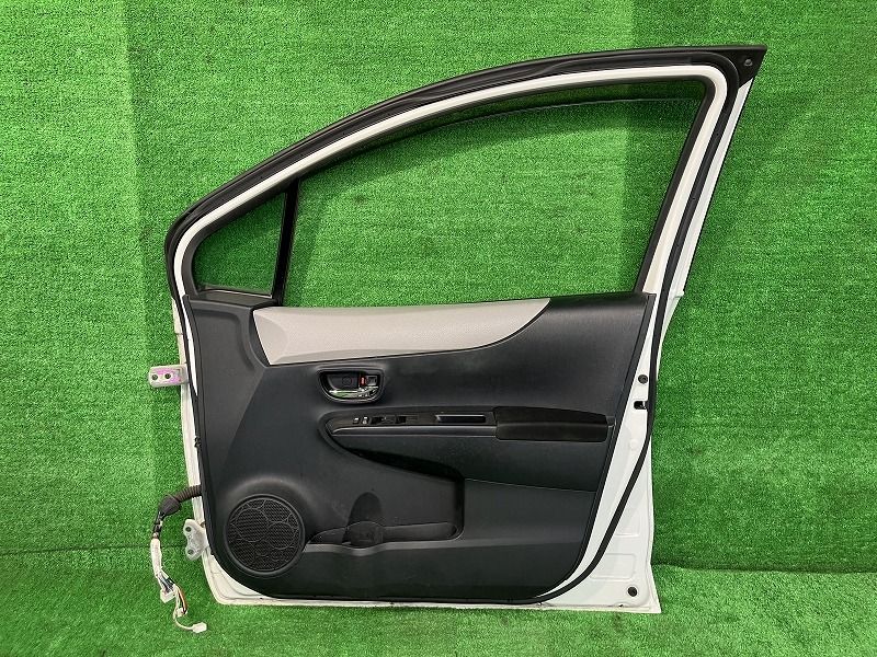 ヴィッツ NSP135 右フロントドア ジュエラ 4WD アサヒ M2H3U 67001  