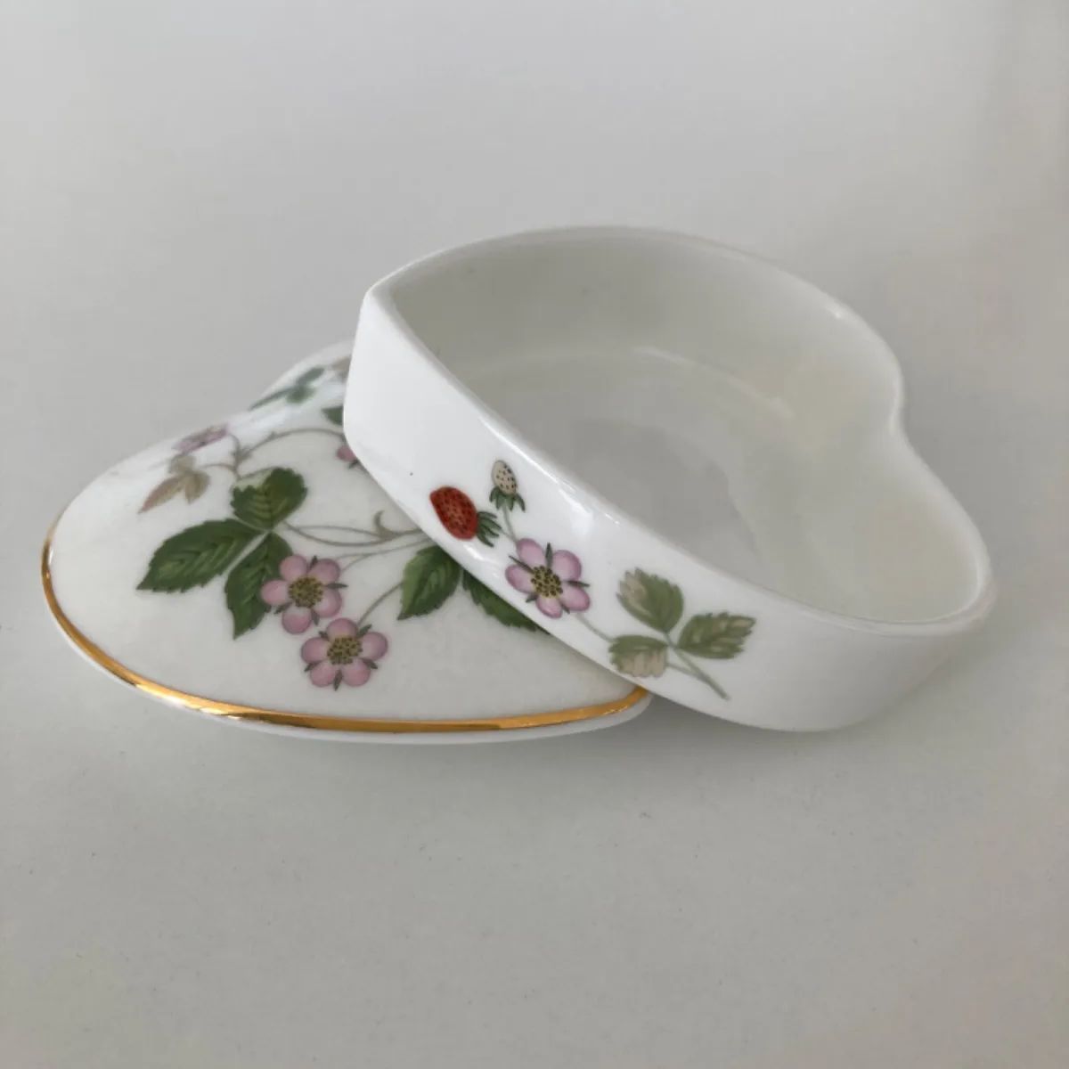 【美品】ウェッジウッド(WEDGWOOD)　ワイルドストロベリー　ハートケース　✳️小物入れ✳️WILD STRAWBERRY