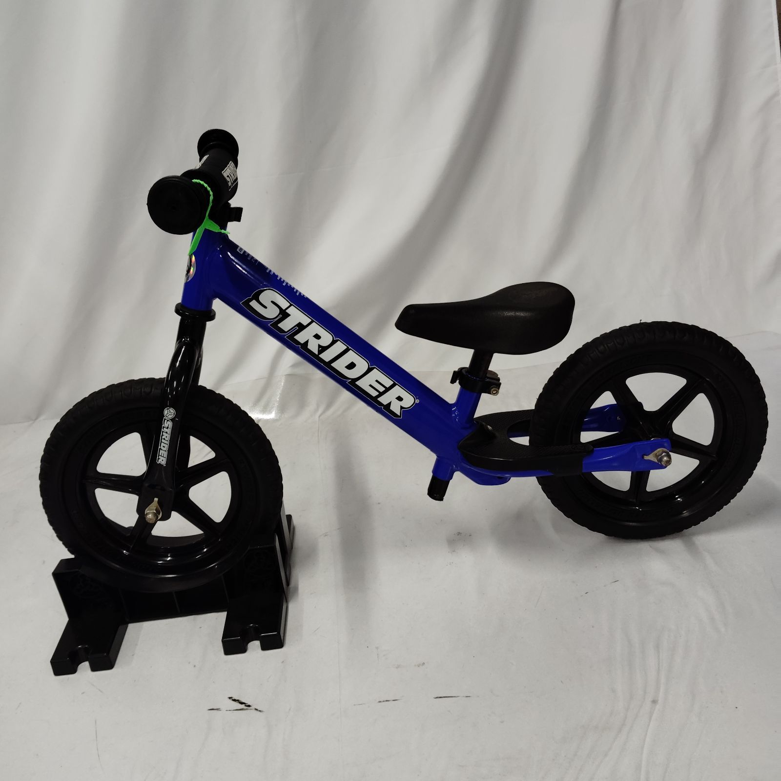 STRIDER （ストライダースポーツモデル)、バランスバイク 青 12インチ 美品 人気カラー STRIDER SPORT ストライダー スポーツ 12インチ