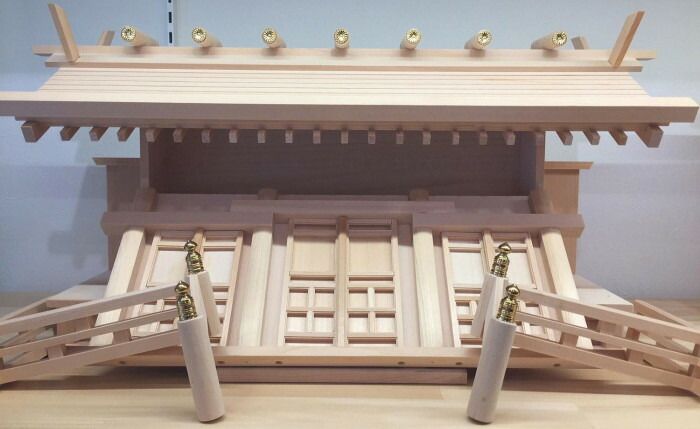 神棚の里 木曽桧 神棚 低床通し屋根三社月読 唐戸 SKLAD-KIRPICHA_RU