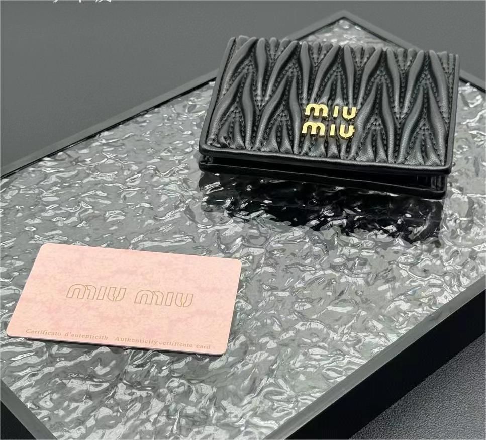 Miu Miu ミュウミュウ マテラッセ ロゴ金具 二つ折り財布 ブラック