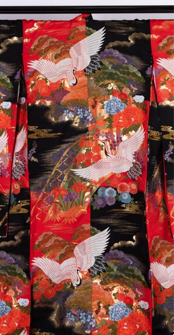 50%OFF! 125,000円→62,500円】花嫁色打掛け 朱、黒色/金刺繍 鶴/菊 