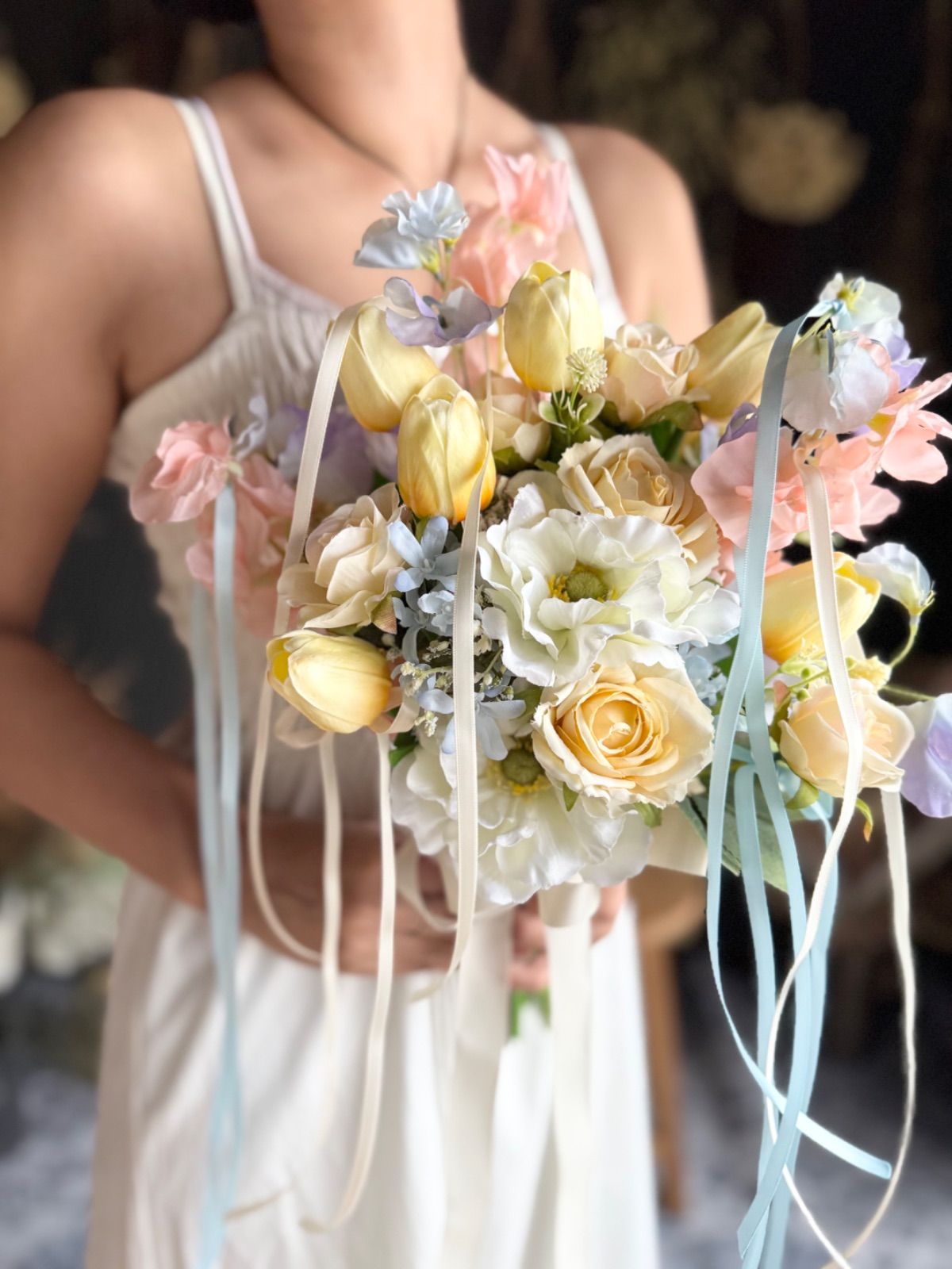 白アネモネ×サーモンピンク×水色クラッチブーケ