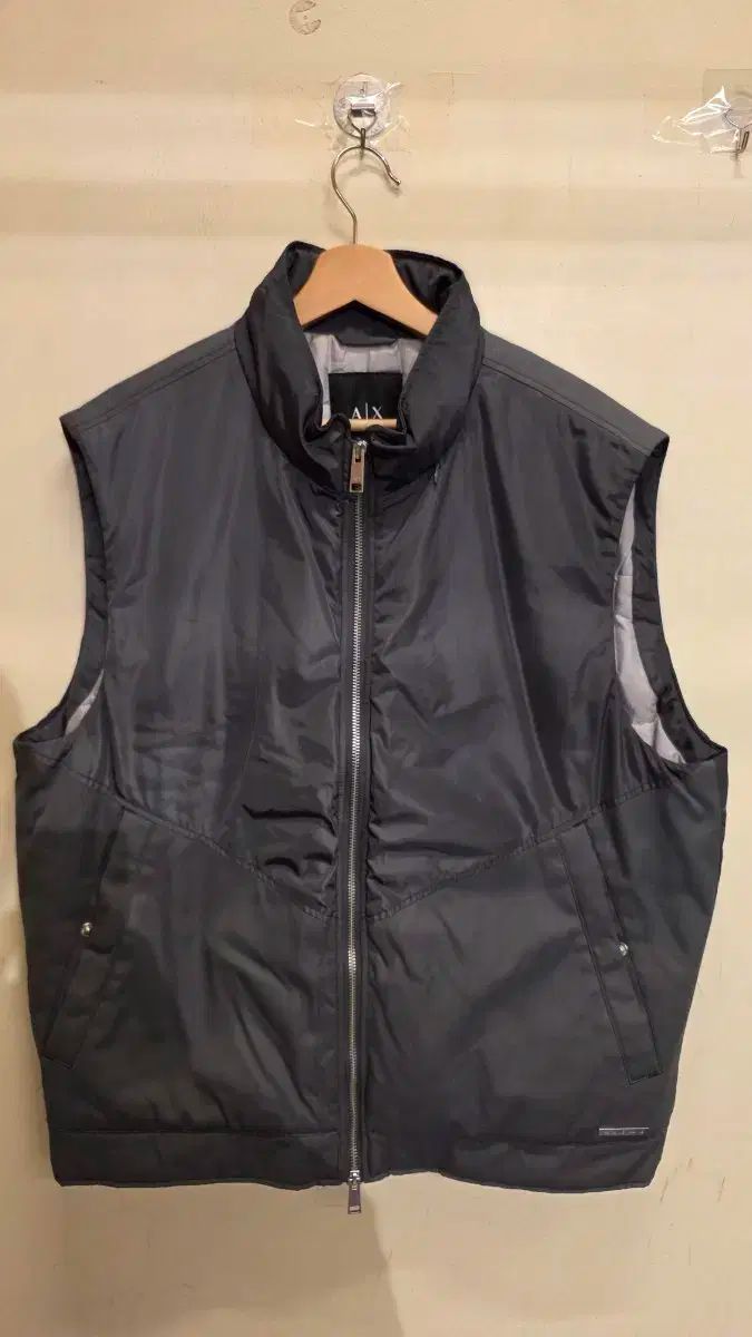 ARMANI EXCHANGE ブラック ダウンベスト　Lサイズ ARMANI EXCHANGE ブラック ダウンベスト Lサイズ A ｜ X ARMANI