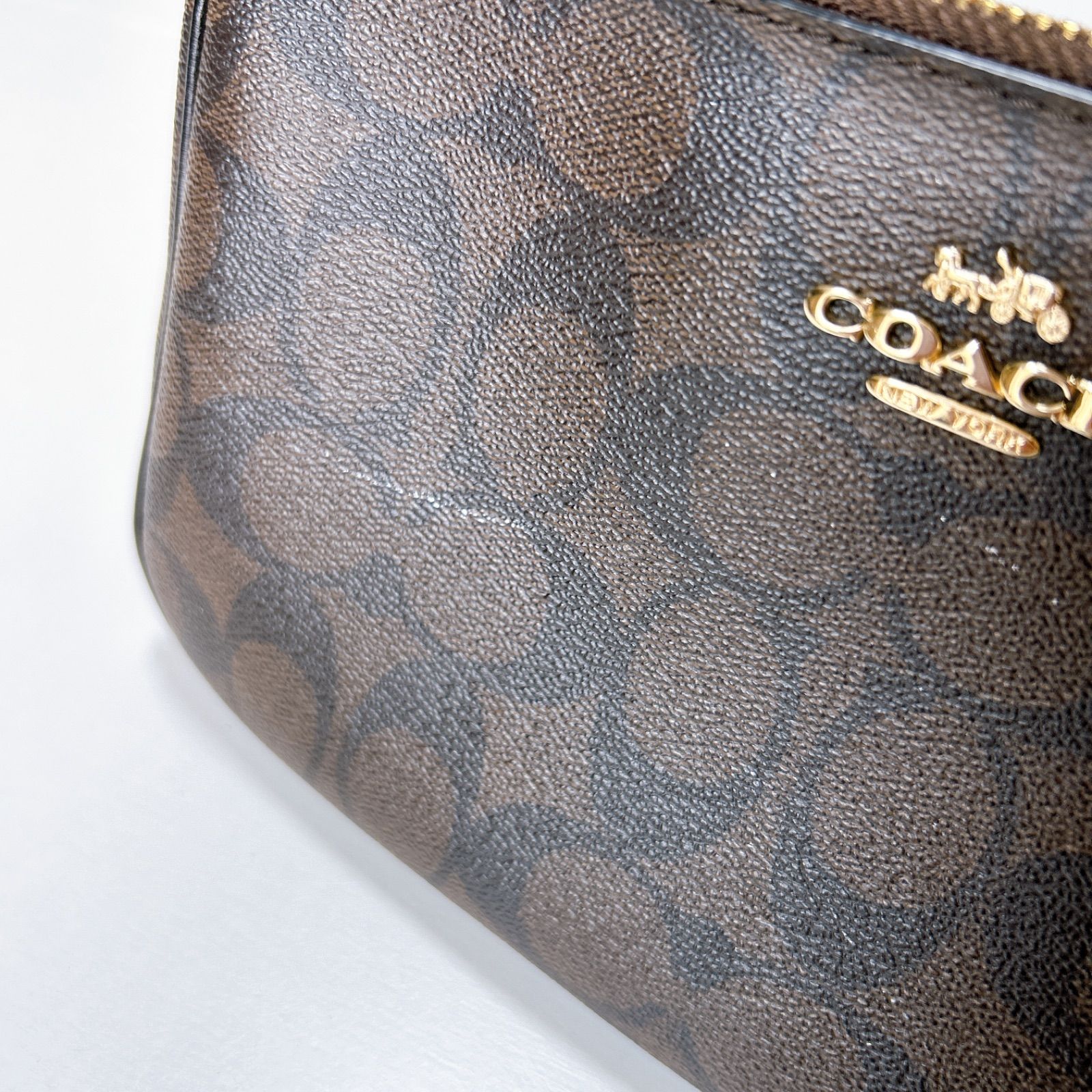 美品✨　コーチ　アクセサリーポーチ　ショルダーバッグ　シグネチャー　チャーム付 COACH コーチ バッグ アクセサリーポーチ ワンショルダー レディース