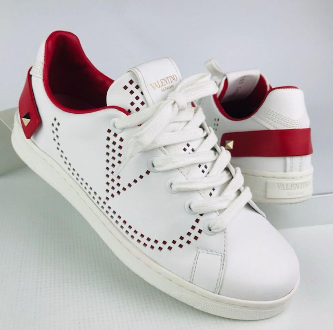 VALENTINO スタッズ付きホワイトスニーカー 35 ヴァレンティノ