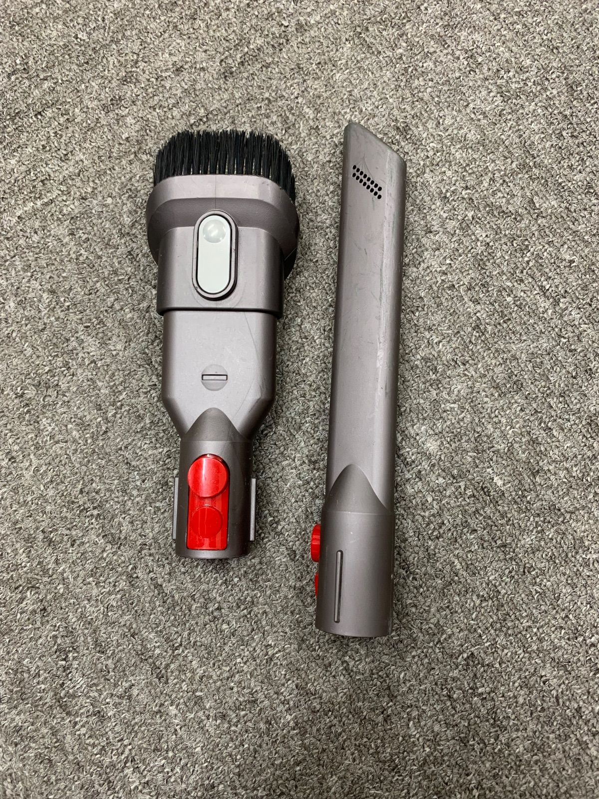 dyson V7 slim コードレス掃除機　美品 ダイソン、パイプが短く本体2.2kgのスリムなコードレス