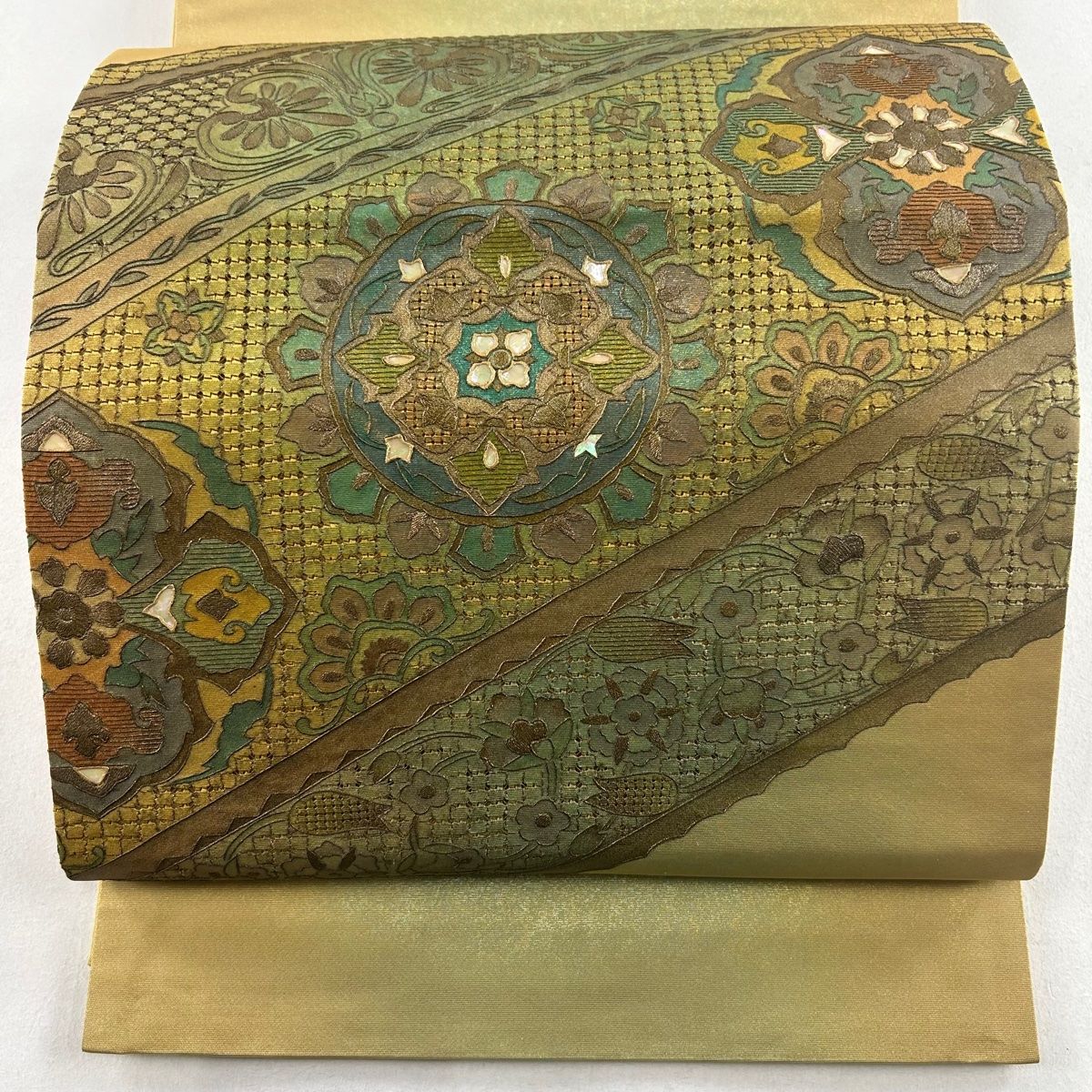 袋帯 名品 華文 草花 螺鈿 金彩 金色 お太鼓柄 正絹 【中古】 - メルカリ
