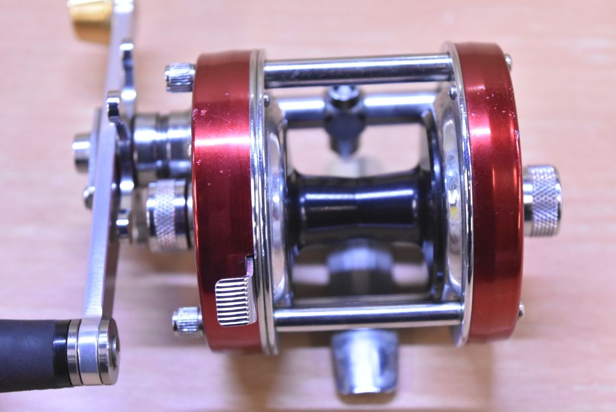 Abu Garcia ベイトリール レッド