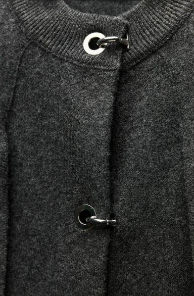 ZARAのニットケープコート グレー色