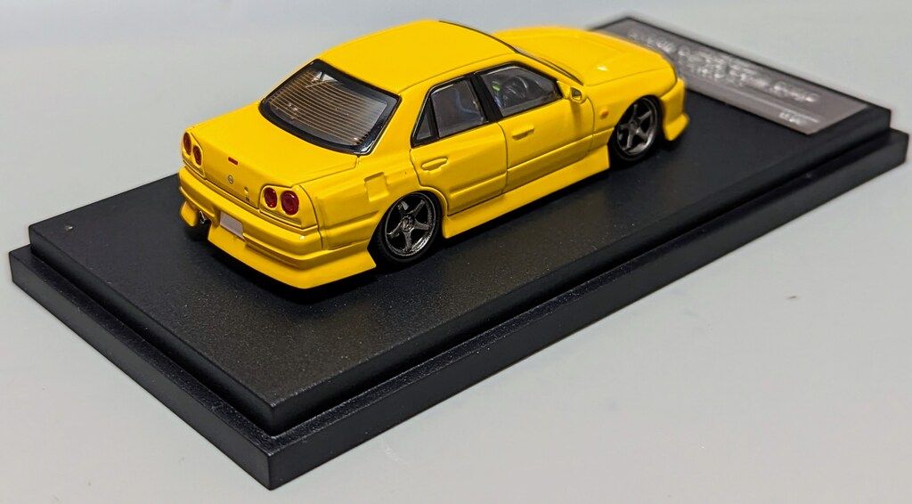Nissan URAS R34 Skyline 25GT-tミニカーセット。 MORTAL 1/64 NISSAN URAS ER34 SKYLINE 25GT-T PEARL WHITE