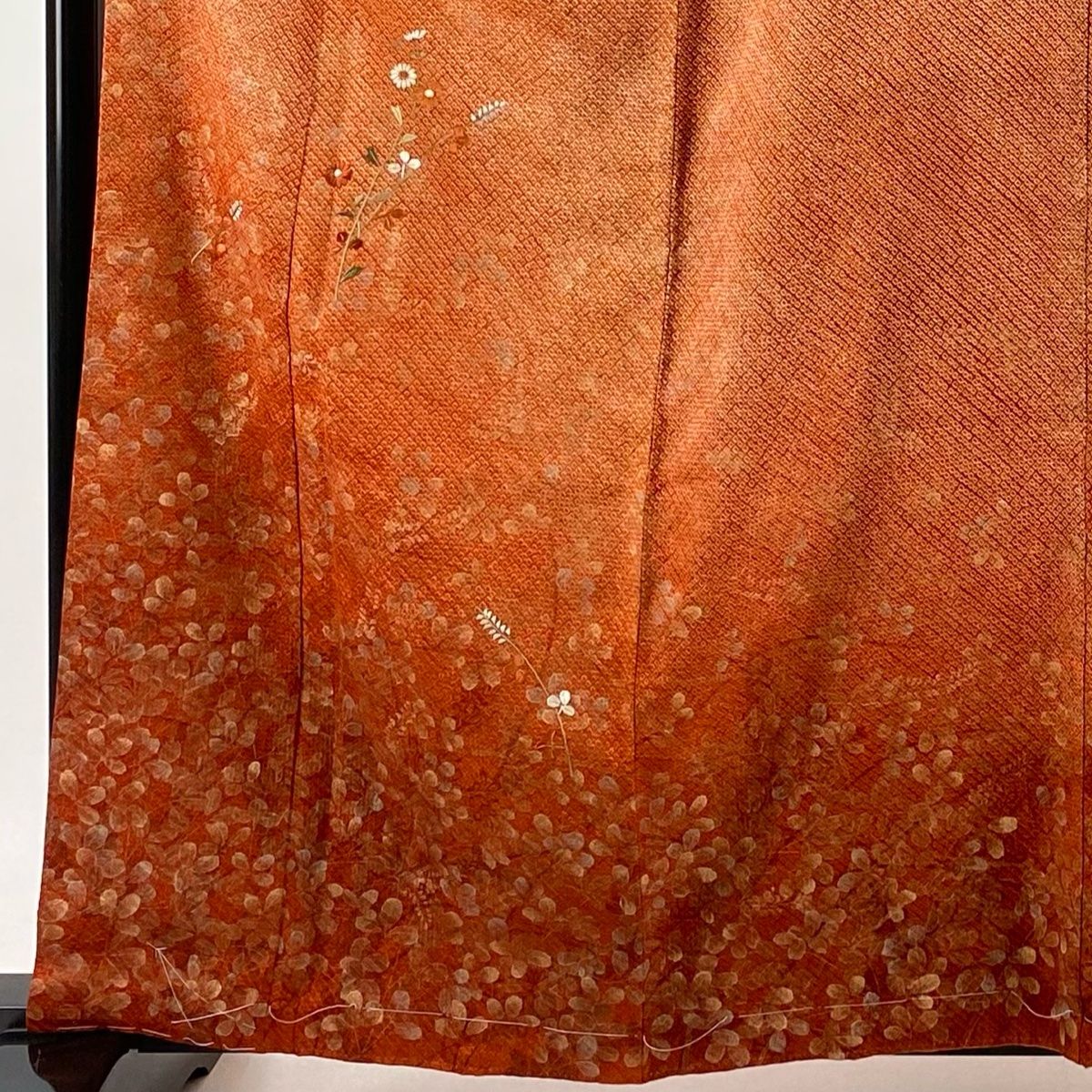 未着用　刺繍　菊花　芝草　萩　付け下げ　着物　102a p 付下げ 身丈162cm 裄丈64cm M 袷 ますいわ屋 草花 萩 刺繍 絞り